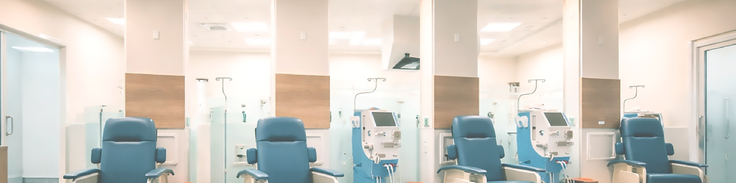 Sala clínica preparada para sesiones de hemodiálisis